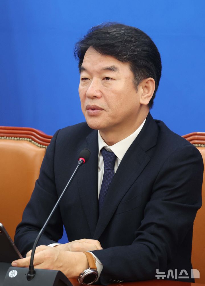 [서울=뉴시스] 조성봉 기자 = 문진석 더불어민주당 원내대표 직무대행이 6일 오전 서울 여의도 국회에서 열린 원내대책회의에서 발언을 하고 있다. 2026.01.06. suncho21@newsis.com