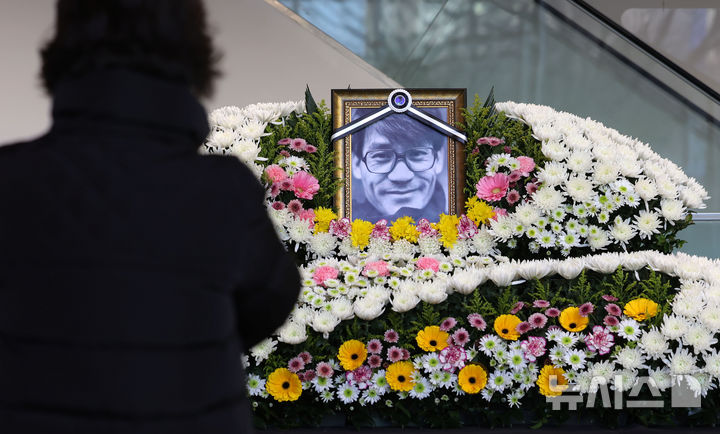 [서울=뉴시스] 홍효식 기자 = 6일 서울 중구 서울영화센터에 마련된 배우 고(故) 안성기 추모 공간을 찾은 시민들이 조문하고 있다. 2026.01.06. yesphoto@newsis.com