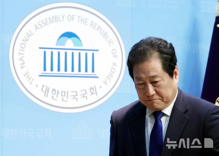 [서울=뉴시스] 조성봉 기자 = 유동철 더불어민주당 최고위원 보궐선거 후보가 6일 오전 서울 여의도 국회 소통관에서 사퇴 기자회견을 마치고 밖으로 나서고 있다. 2026.01.06. suncho21@newsis.com