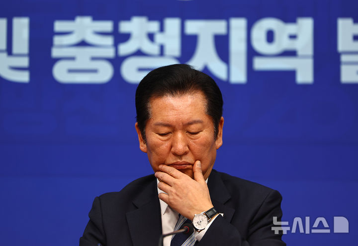 [서울=뉴시스] 김명년 기자 = 정청래 더불어민주당 대표가 6일 오전 서울 여의도 국회에서 열린 충남·대전 통합 및 충청지역 발전특별위원회 전체회의에서 자료를 살펴보고 있다. 2026.01.06. kmn@newsis.com