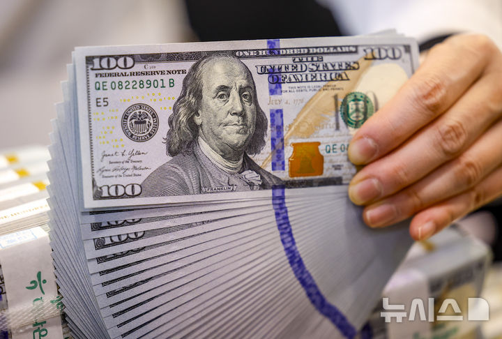 [서울=뉴시스] 정병혁 기자 = 6일 서울 중구 하나은행 위변조대응센터에서 직원이 달러를 정리하고 있다. 지난달 우리나라 외환보유액이 7개월 만에 하락 전환하며 두달 만에 다시 4300억 달러 밑으로 내려왔다. 1500원을 위협한 고환율에 외환당국이 달러 매도 개입에 나섰고, 국민연금과의 외환스와프도 가동된 영향이다. '2025년 12월 말 외환보유액'에 따르면 지난달 말 기준 외환보유액은 4280억5000만 달러로 직전달(4306억6000만 달러) 대비 26억 달러 감소했다. 지난해 10월(4288억2000만 달러) 이후 2개월 만에 다시 4300억 달러 아래다. 2026.01.06. jhope@newsis.com