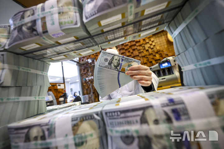 [서울=뉴시스] 정병혁 기자 = 지난달 6일 서울 중구 하나은행 위변조대응센터에서 직원이 달러를 정리하고 있다. (자료사진)2026.01.06. jhope@newsis.com