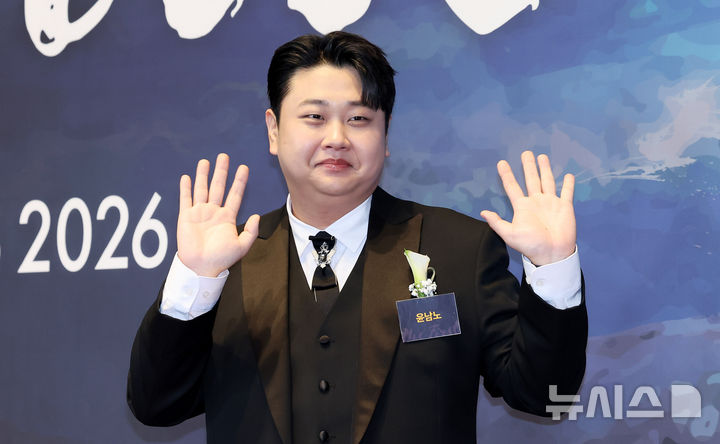 [서울=뉴시스] 김혜진 기자 = 윤남노 셰프가 6일 서울 중구 신라호텔에서 열린 2026 대한민국 퍼스트브랜드 대상에서 포즈를 취하고 있다. 2026.01.06. jini@newsis.com