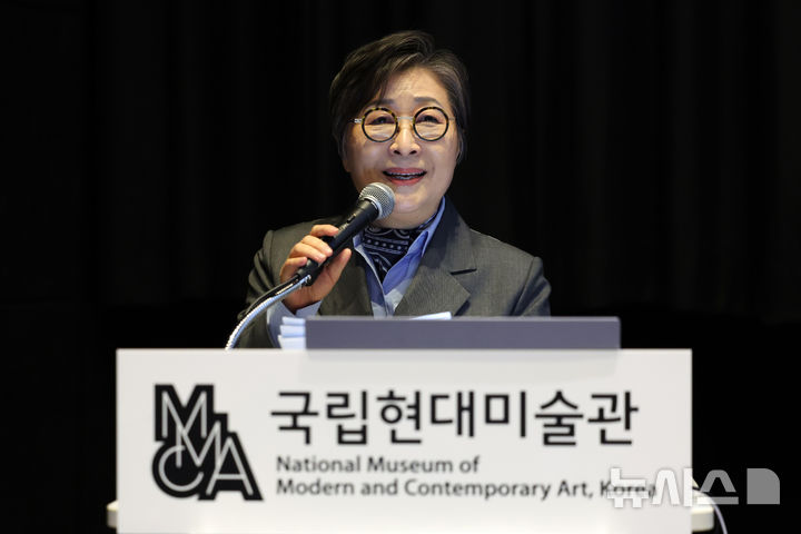 [서울=뉴시스] 박진희 기자 = 김성희 국립현대미술관 관장이 6일 서울 종로구 국립현대미술관 서울에서 2026년 전시 계획과 주요사업 및 운영방향을 발표하고 있다. 2026.01.06. pak7130@newsis.com