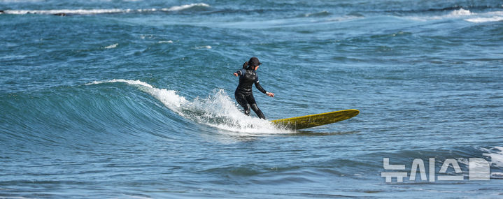 [제주=뉴시스] 우장호 기자 = 모처럼 맑은 날씨를 보인 6일 오전 제주시 이호테우해수욕장에서 레저객들이 서핑을 하고 있다. 2026.01.07. woo1223@newsis.com