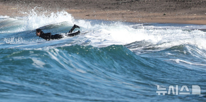 '겨울 바다에서 서핑' [오늘의 한 컷]
