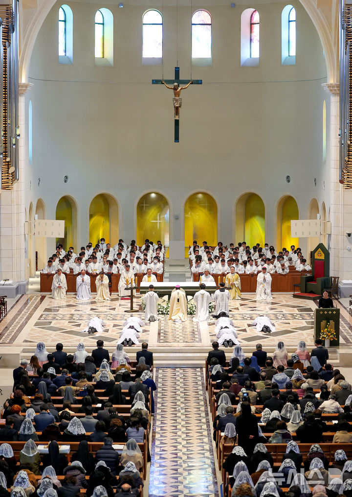 [대구=뉴시스] 이무열 기자 = 6일 대구 수성구 천주교 대구대교구 주교좌 범어대성당에서 ‘2026 대구대교구 사제·부제 서품식’이 거행되고 있다. 2026.01.06. lmy@newsis.com