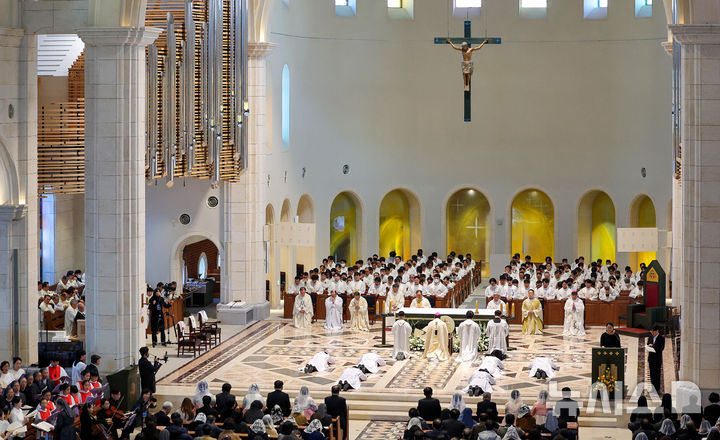 [대구=뉴시스] 이무열 기자 = 6일 대구 수성구 천주교 대구대교구 주교좌 범어대성당에서 ‘2026 대구대교구 사제·부제 서품식’이 거행되고 있다. 2026.01.06. lmy@newsis.com