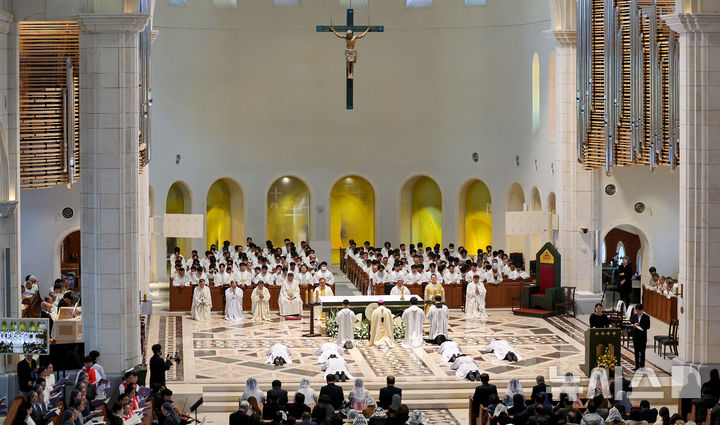 [대구=뉴시스] 이무열 기자 = 6일 대구 수성구 천주교 대구대교구 주교좌 범어대성당에서 ‘2026 대구대교구 사제·부제 서품식’이 거행되고 있다. 2026.01.06. lmy@newsis.com