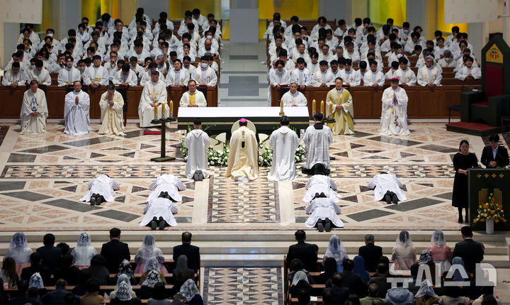 [대구=뉴시스] 이무열 기자 = 6일 대구 수성구 천주교 대구대교구 주교좌 범어대성당에서 ‘2026 대구대교구 사제·부제 서품식’이 거행되고 있다. 2026.01.06. lmy@newsis.com