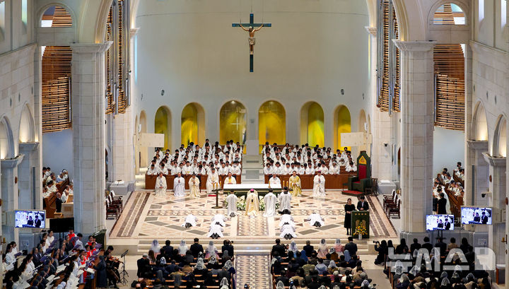 [대구=뉴시스] 이무열 기자 = 6일 대구 수성구 천주교 대구대교구 주교좌 범어대성당에서 ‘2026 대구대교구 사제·부제 서품식’이 거행되고 있다. 2026.01.06. lmy@newsis.com