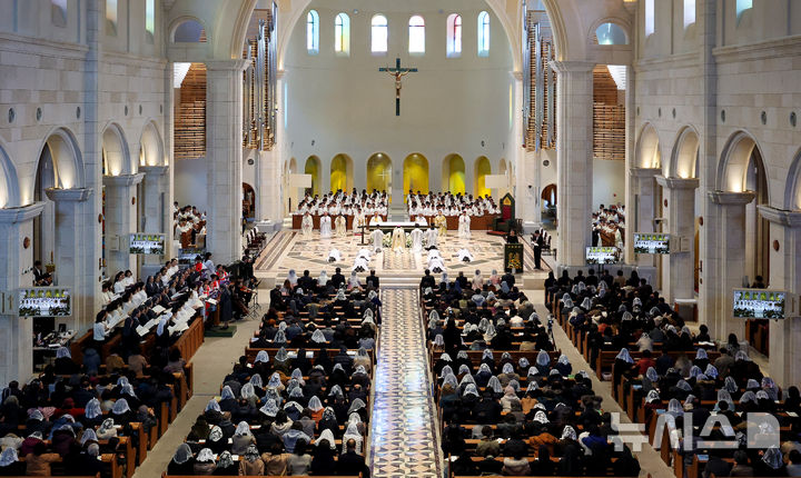 [대구=뉴시스] 이무열 기자 = 6일 대구 수성구 천주교 대구대교구 주교좌 범어대성당에서 ‘2026 대구대교구 사제·부제 서품식’이 거행되고 있다. 2026.01.06. lmy@newsis.com