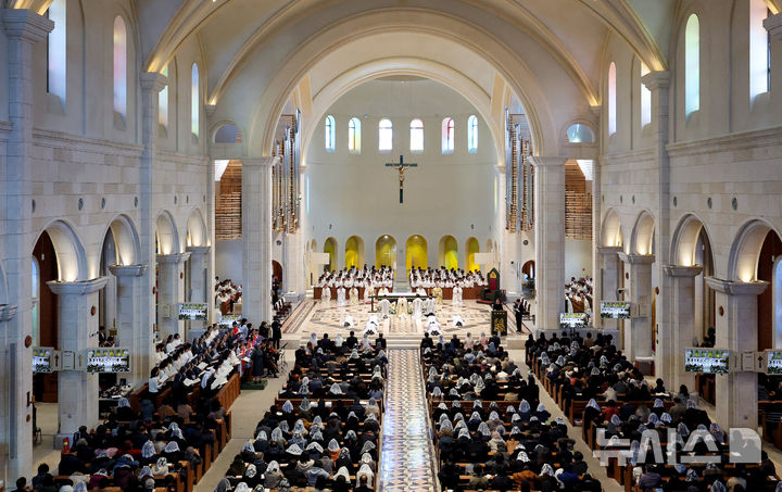 [대구=뉴시스] 이무열 기자 = 6일 대구 수성구 천주교 대구대교구 주교좌 범어대성당에서 ‘2026 대구대교구 사제·부제 서품식’이 거행되고 있다. 2026.01.06. lmy@newsis.com