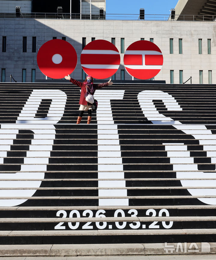 [서울=뉴시스] 이영환 기자 = 6일 오전 서울 종로구 세종문화회관 계단에 방탄소년단(BTS)의 정규 5집의 로고, 발매 일자, 팀명을 이용한 래핑이 되어 있다. BTS의 정규 5집은 오는 3월20일 발매된다. 2026.01.06. 20hwan@newsis.com