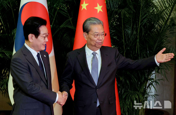 [베이징=뉴시스] 최동준 기자 = 중국을 국빈 방문 중인 이재명 대통령이 6일(현지 시간) 베이징 인민대회당에서 자오러지 전국인민대표대회 상무위원장을 만나 악수하고 있다. 2026.01.06. photocdj@newsis.com