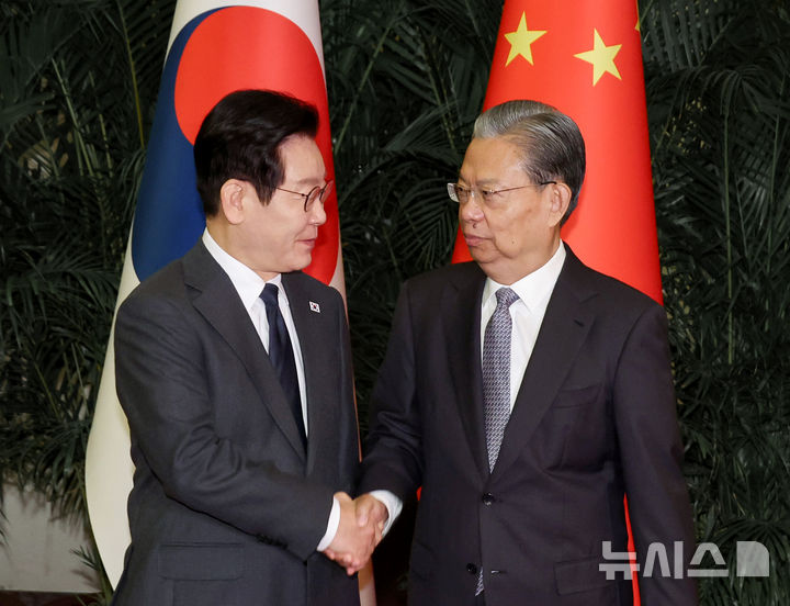 李 "한중 전략적 협력 동반자 관계 성숙·발전"…자오러지 "중한 관계 정상 궤도로 복귀"