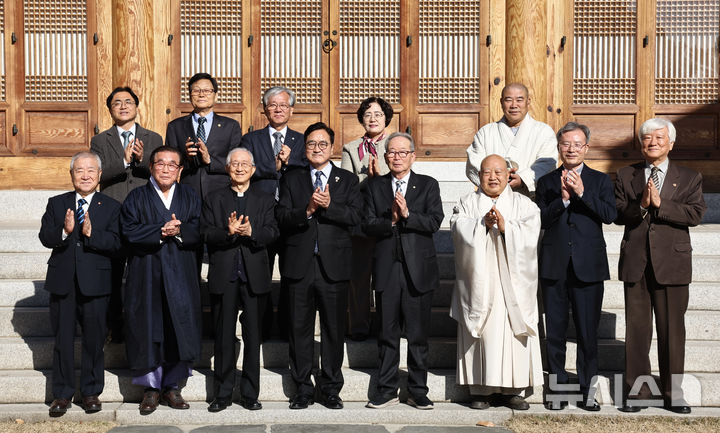 [서울=뉴시스] 김명년 기자 = 우원식 국회의장이 6일 서울 여의도 국회 사랑재에서 열린 한국종교지도자원로회의 초청 오찬 간담회에서 참석자들과 기념촬영하고 있다. 2026.01.06. kmn@newsis.com