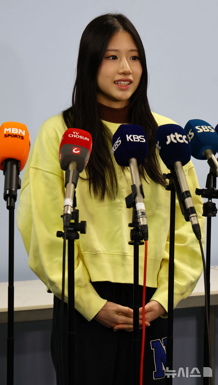 [서울=뉴시스] 박주성 기자 = 2026 밀라노·코르티나담페초 동계 올림픽 출전권을 획득한 피겨 스케이팅 여자 싱글 이해인 선수가 6일 오전 서울 태릉선수촌실내빙상장에서 기자회견을 하고 있다. 2026.01.06. park7691@newsis.com