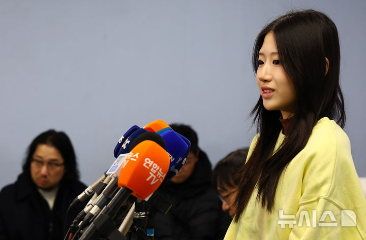 [서울=뉴시스] 박주성 기자 = 2026 밀라노·코르티나담페초 동계 올림픽 출전권을 획득한 피겨 스케이팅 여자 싱글 이해인 선수가 6일 오전 서울 태릉선수촌실내빙상장에서 기자회견을 하고 있다. 2026.01.06. park7691@newsis.com