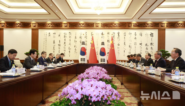 [베이징=뉴시스] 최동준 기자 = 중국을 국빈 방문 중인 이재명 대통령이 6일(현지 시간) 베이징 조어대에서 리창 국무원 총리를 접견하고 있다. 2026.01.06. photocdj@newsis.com