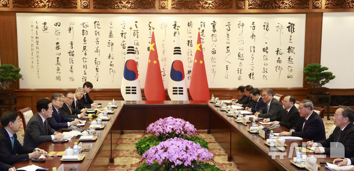 [베이징=뉴시스] 최동준 기자 = 중국을 국빈 방문 중인 이재명 대통령이 6일(현지 시간) 베이징 조어대에서 리창 국무원 총리를 접견하고 있다. 2026.01.06. photocdj@newsis.com