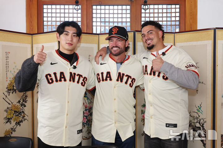 [서울=뉴시스] 황준선 기자 = 메이저리그 샌프란시스코 자이언츠의 이정후(왼쪽부터)와 토니 비텔로 감독, 윌리 아다메스가 6일 서울 종로구의 한 모임공간에서 한국 전통 음식 만들기 체험에 앞서 기념촬영 하고 있다. (공동취재) 2026.01.06. photo@newsis.com