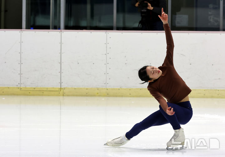 [서울=뉴시스] 박주성 기자 = 2026 밀라노·코르티나담페초 동계 올림픽 출전권을 획득한 피겨 스케이팅 여자 싱글 이해인 선수가 6일 오전 서울 태릉선수촌실내빙상장에서 훈련을 하고 있다. 2026.01.06. park7691@newsis.com
