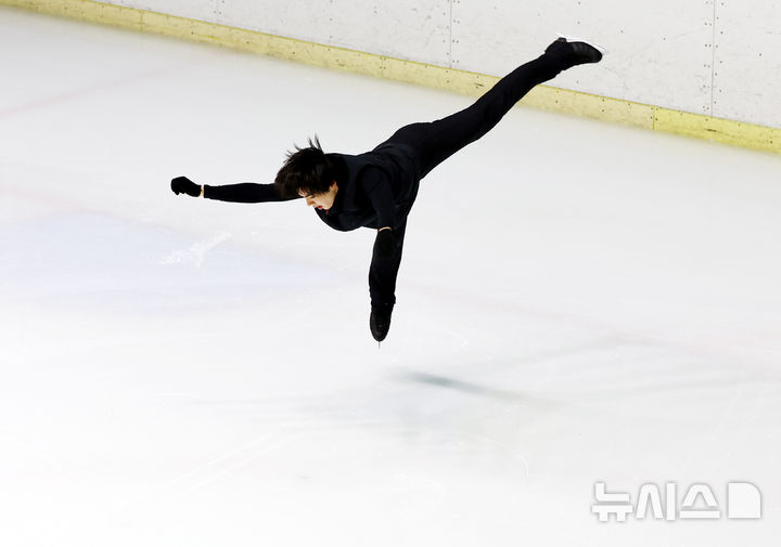 [서울=뉴시스] 박주성 기자 = 2026 밀라노·코르티나담페초 동계 올림픽 출전권을 획득한 피겨 스케이팅 남자 싱글 차준환 선수가 6일 오전 서울 태릉선수촌실내빙상장에서 훈련을 하고 있다. 2026.01.06. park7691@newsis.com