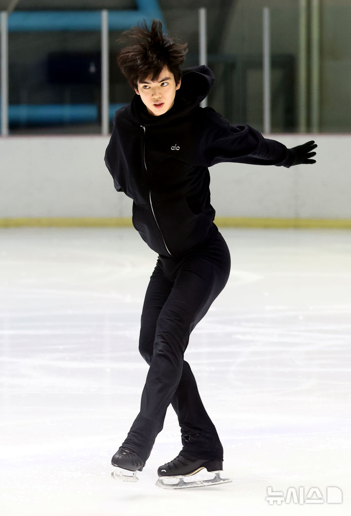 [서울=뉴시스] 박주성 기자 = 2026 밀라노·코르티나담페초 동계 올림픽 출전권을 획득한 피겨 스케이팅 남자 싱글 차준환 선수가 6일 오전 서울 태릉선수촌실내빙상장에서 훈련을 하고 있다. 2026.01.06. park7691@newsis.com