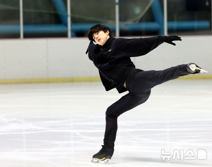 [서울=뉴시스] 박주성 기자 = 2026 밀라노·코르티나담페초 동계 올림픽 출전권을 획득한 피겨 스케이팅 남자 싱글 차준환 선수가 6일 오전 서울 태릉선수촌실내빙상장에서 훈련을 하고 있다. 2026.01.06. park7691@newsis.com