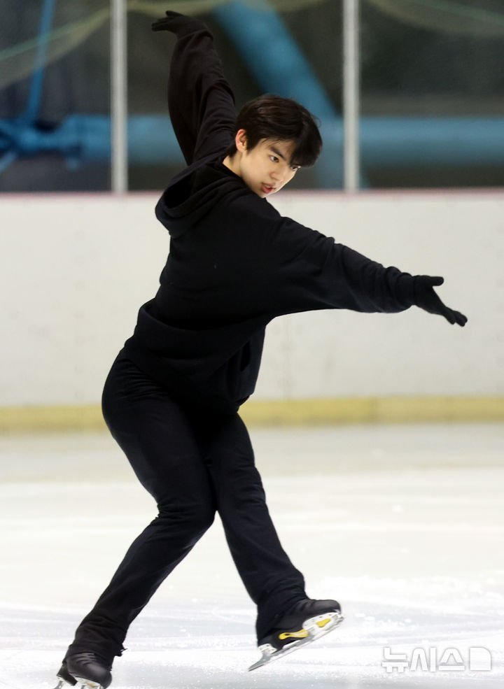 [서울=뉴시스] 박주성 기자 = 2026 밀라노·코르티나담페초 동계 올림픽 출전권을 획득한 피겨 스케이팅 남자 싱글 차준환 선수가 6일 오전 서울 태릉선수촌실내빙상장에서 훈련을 하고 있다. 2026.01.06. park7691@newsis.com