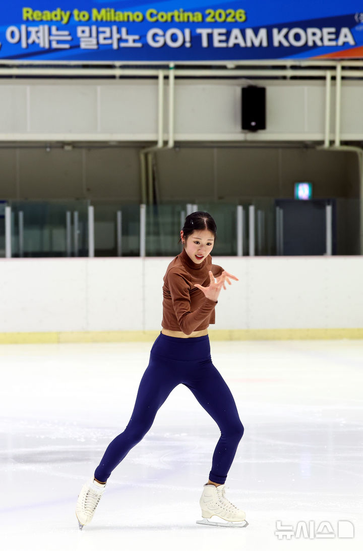 [서울=뉴시스] 박주성 기자 = 2026 밀라노·코르티나담페초 동계 올림픽 출전권을 획득한 피겨 스케이팅 여자 싱글 이해인 선수가 6일 오전 서울 태릉선수촌실내빙상장에서 훈련을 하고 있다. 2026.01.06. park7691@newsis.com