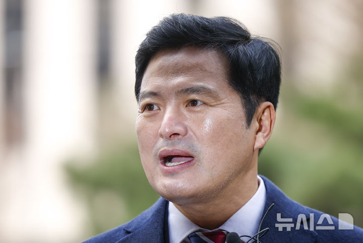 [서울=뉴시스] 정병혁 기자 = 강선우 의원을 공직선거법 위반, 특정범죄가중처벌법 위반(뇌물), 청탁금지법 위반 혐의로 고발한 김태우 전 강서구청장이 6일 서울 마포구 서울경찰청 공공범죄수사대에서 고발인 조사를 받기 위해 출석하며 취재진 질문에 답하고 있다. 2026.01.06. jhope@newsis.com