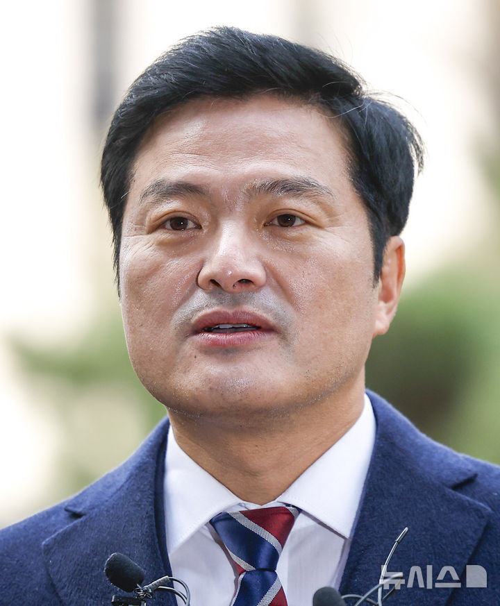 [서울=뉴시스] 정병혁 기자 = 강선우 의원을 공직선거법 위반, 특정범죄가중처벌법 위반(뇌물), 청탁금지법 위반 혐의로 고발한 김태우 전 강서구청장이 6일 서울 마포구 서울경찰청 공공범죄수사대에서 고발인 조사를 받기 위해 출석하며 취재진 질문에 답하고 있다. 2026.01.06. jhope@newsis.com