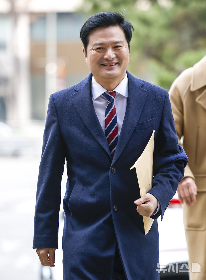 [서울=뉴시스] 정병혁 기자 = 강선우 의원을 공직선거법 위반, 특정범죄가중처벌법 위반(뇌물), 청탁금지법 위반 혐의로 고발한 김태우 전 강서구청장이 6일 서울 마포구 서울경찰청 공공범죄수사대에서 고발인 조사를 받기 위해 출석하고 있다. 2026.01.06. jhope@newsis.com