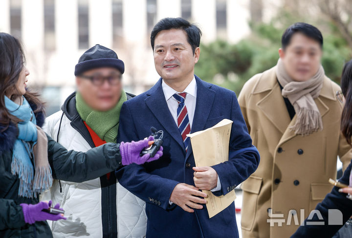 [서울=뉴시스] 정병혁 기자 = 강선우 의원을 공직선거법 위반, 특정범죄가중처벌법 위반(뇌물), 청탁금지법 위반 혐의로 고발한 김태우 전 강서구청장이 6일 서울 마포구 서울경찰청 공공범죄수사대에서 고발인 조사를 받기 위해 출석하며 취재진 질문에 답하고 있다. 2026.01.06. jhope@newsis.com