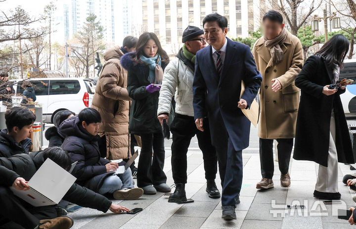 [서울=뉴시스] 정병혁 기자 = 강선우 의원을 공직선거법 위반, 특정범죄가중처벌법 위반(뇌물), 청탁금지법 위반 혐의로 고발한 김태우 전 강서구청장이 6일 서울 마포구 서울경찰청 공공범죄수사대에서 고발인 조사를 받기 위해 출석하며 취재진 질문에 답하고 있다. 2026.01.06. jhope@newsis.com