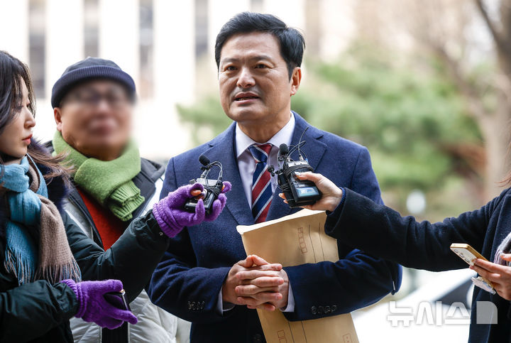 [서울=뉴시스] 정병혁 기자 = 강선우 의원을 공직선거법 위반, 특정범죄가중처벌법 위반(뇌물), 청탁금지법 위반 혐의로 고발한 김태우 전 강서구청장이 6일 서울 마포구 서울경찰청 공공범죄수사대에서 고발인 조사를 받기 위해 출석하며 취재진 질문에 답하고 있다. 2026.01.06. jhope@newsis.com