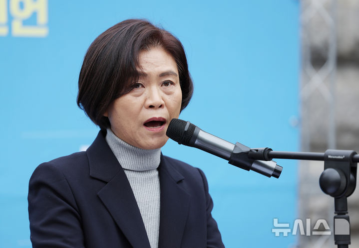 [서울=뉴시스] 김진아 기자 = 강민정 전 더불어민주당 의원이 6일 서울 종로구 서울시교육청 앞에서 서울시교육감 선거 출마를 선언하고 있다. 2025.01.06. bluesoda@newsis.com