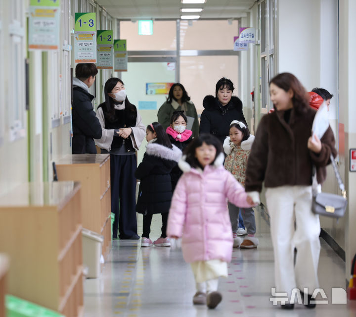[인천=뉴시스] 전진환 기자 = 2026학년도 취학대상자 예비소집일인 6일 인천 남동구 정각초등학교에서 입학을 앞둔 예비 초등학생이 교실을 살펴보고 있다. 2026.01.06. amin2@newsis.com