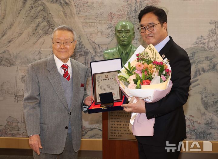 [서울=뉴시스] 조성봉 기자 = 우원식 국회의장이 6일 오후 서울 여의도 국회에서 열린 제27회 백봉신사상 시상식에서 대상을 받고 라종일(왼쪽) 백봉정치문화교육연구원 이사장과 기념촬영을 하고 있다. 백봉신사상은 독립운동가이자 대한민국 임시의정원 의원, 제헌의원, 국회 부의장 등을 역임한 백봉 라용균 선생을 기리기 위해 1999년 제정된 상이다. 2026.01.06. suncho21@newsis.com