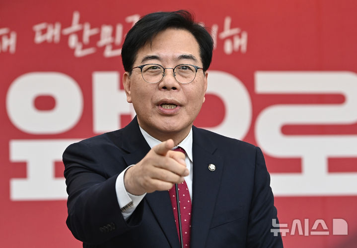 [수원=뉴시스] 김종택 기자 = 송언석 국민의힘 원내대표가 6일 경기 수원시 국민의힘 경기도당에서 열린 신년 인사회에 참석해 인사말을 하고 있다. 2026.01.06. jtk@newsis.com