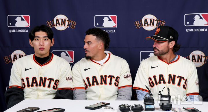 [서울=뉴시스] 황준선 기자 = 메이저리그 샌프란시스코 자이언츠의 이정후(왼쪽부터)와 윌리 아다메스, 토니 비텔로 감독이 6일 서울 종로구의 한 모임공간에서 기자회견을 하고 있다. (공동취재) 2026.01.06. photo@newsis.com