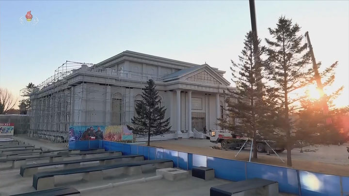 [서울=뉴시스] 북한 조선중앙TV는 김정은 국무위원장이 지난 5일 당 및 정부 지도간부들과 함께 해외군사작전 전투위훈기념관 건설장을 찾았다고 6일 보도했다. 이 자리에는 부인 리설주와 딸 주애가 동행했다. (사진=조선중앙TV 캡처) 2026.01.26. photo@newsis.com *재판매 및 DB 금지