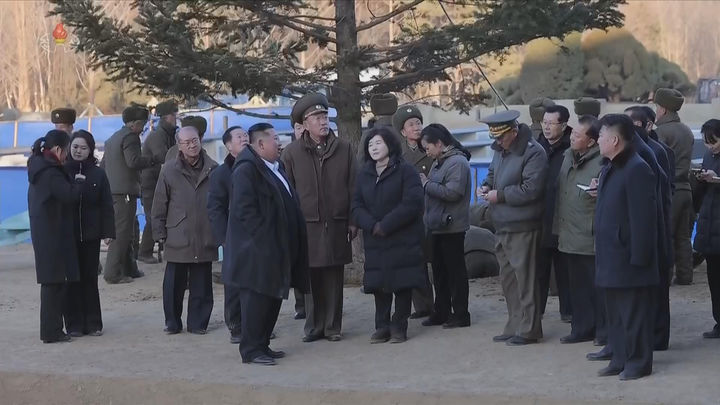 [서울=뉴시스] 북한 조선중앙TV는 김정은 국무위원장이 지난 5일 당 및 정부 지도간부들과 함께 해외군사작전 전투위훈기념관 건설장을 찾았다고 6일 보도했다. 이 자리에는 부인 리설주와 딸 주애가 동행했다. (사진=조선중앙TV 캡처) 2026.01.06. photo@newsis.com *재판매 및 DB 금지