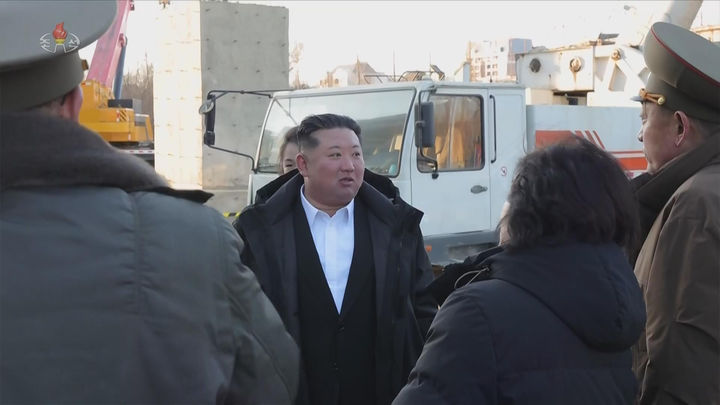 [서울=뉴시스] 북한 조선중앙TV는 김정은 국무위원장이 지난 5일 당 및 정부 지도간부들과 함께 해외군사작전 전투위훈기념관 건설장을 찾았다고 6일 보도했다. 이 자리에는 부인 리설주와 딸 주애가 동행했다. (사진=조선중앙TV 캡처) 2026.01.06. photo@newsis.com *재판매 및 DB 금지