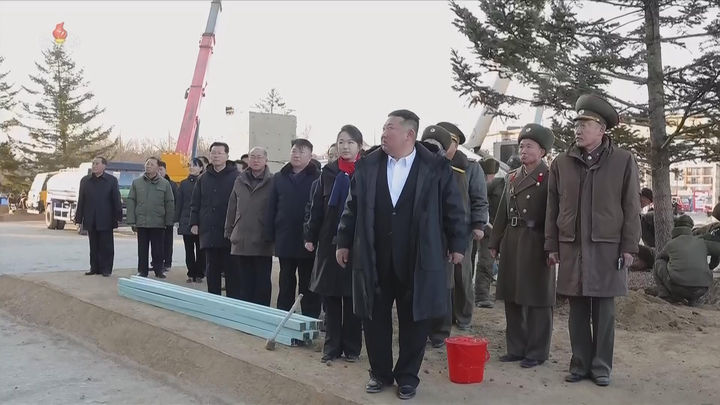 [서울=뉴시스] 북한 조선중앙TV는 김정은 국무위원장이 지난 5일 당 및 정부 지도간부들과 함께 해외군사작전 전투위훈기념관 건설장을 찾았다고 6일 보도했다. 이 자리에는 부인 리설주와 딸 주애가 동행했다. (사진=조선중앙TV 캡처) 2026.01.06. photo@newsis.com *재판매 및 DB 금지