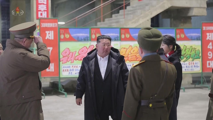 [서울=뉴시스] 북한 조선중앙TV는 김정은 국무위원장이 지난 5일 당 및 정부 지도간부들과 함께 해외군사작전 전투위훈기념관 건설장을 찾았다고 6일 보도했다. 이 자리에는 부인 리설주와 딸 주애가 동행했다. (사진=조선중앙TV 캡처) 2026.01.06. photo@newsis.com *재판매 및 DB 금지