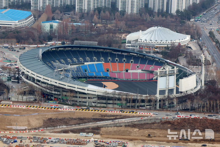 [서울=뉴시스] 조성우 기자 = 2026 시즌을 끌으로 철거 예정인 잠실야구장이 6일 서울 강남구 트레이드타워에서 보이고 있다. 잠실야구장은 2031년 목표로 리모델링을 거쳐 돔구장으로 바뀔 예정이다. 2026.01.06. xconfind@newsis.com