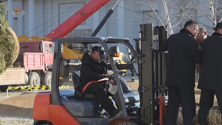 [서울=뉴시스] 북한 조선중앙TV는 김정은 국무위원장이 지난 5일 당 및 정부 지도간부들과 함께 해외군사작전 전투위훈기념관 건설장을 찾았다고 6일 보도했다. 이 자리에는 부인 리설주와 딸 주애가 동행했다. (사진=조선중앙TV 캡처) 2026.01.06. photo@newsis.com *재판매 및 DB 금지